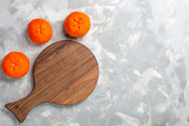 橘子在浅白色的桌子上俯瞰新鲜的橘子 整个酸的和圆润的柑橘坚果餐具木材