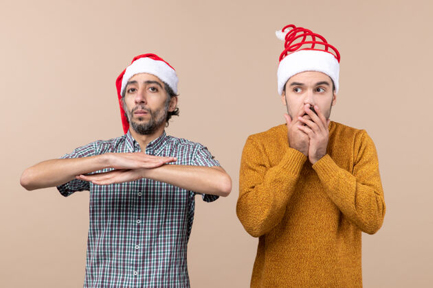 两个正面图：两个戴着圣诞帽的迷惑不解的家伙 背景是米色的男人米色圣诞老人