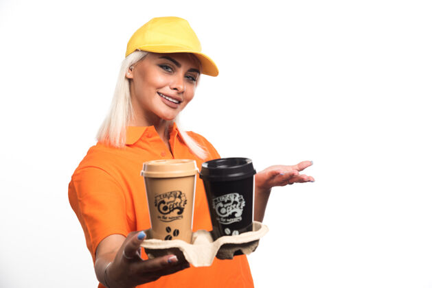 女性女信使拿着两杯白底咖啡微笑着高质量的照片订单杯子塑料