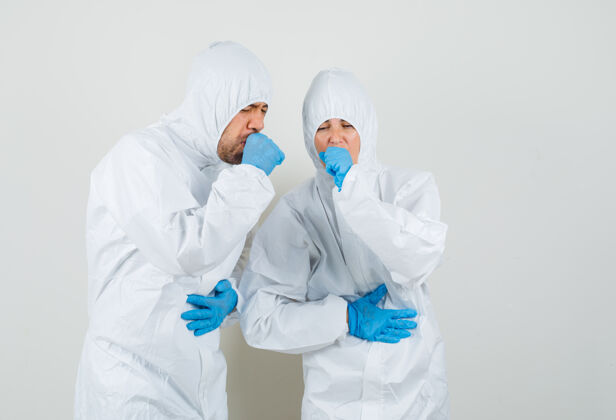 团队两个穿着防护服咳嗽的医生护理房间套装