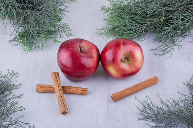 有机的桂枝和苹果捆在白色背景的松枝间开胃美味芳香