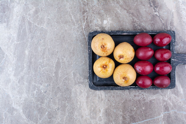有机黑板上有两种腌制水果水果咸的木制
