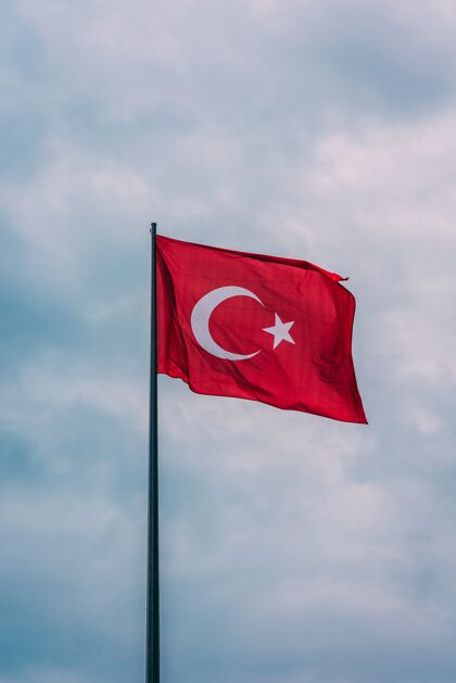 民族空中飘扬的土耳其国旗的垂直镜头挥舞爱国形状