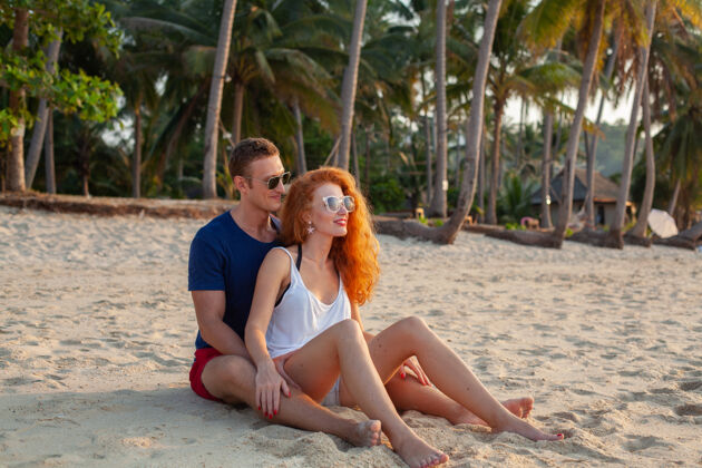 海滩热恋中的年轻情侣一起在夏日沙滩上快乐快乐夏威夷生活人
