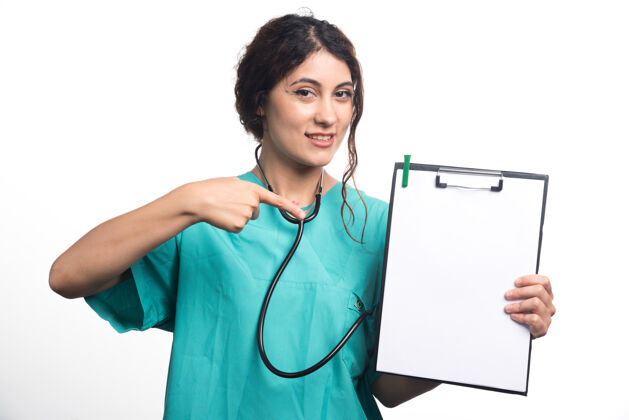 微笑白色背景的女医生手里拿着笔的空白剪贴板高质量的照片空拿着制服