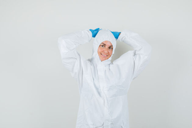 实验室穿着防护服双手抱头摆姿势的女医生专家手套女人