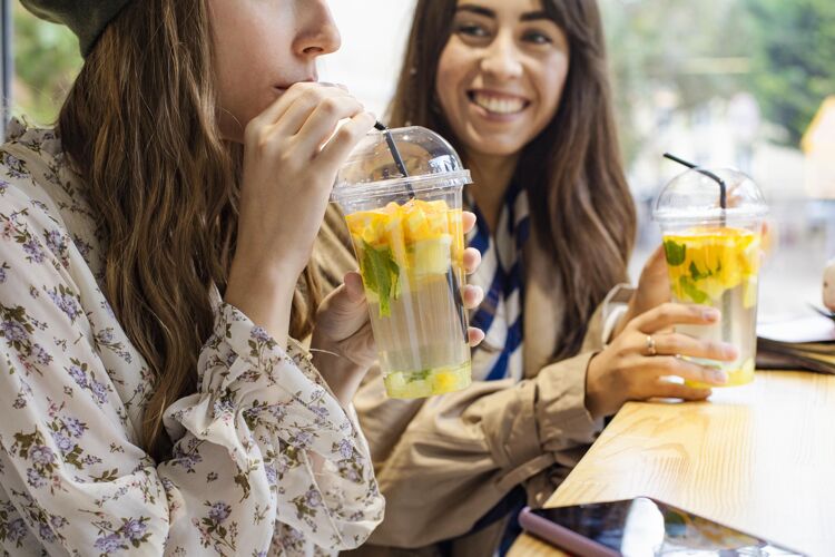 健康食品在咖啡馆喝新鲜饮料的中镜头女人饮食食品食品