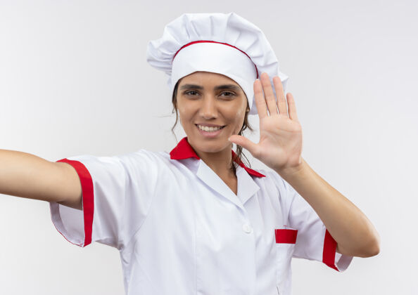 厨师面带微笑的年轻女厨师身穿厨师制服 手持相机 展示问候手势女厨师制服
