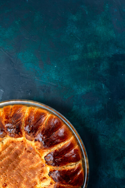 碗顶视图美味的烤蛋糕圆形形成甜内浅蓝色背景上的玻璃锅蛋糕糖烘焙