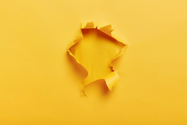 突破小纸洞与撕破了黄边空间为您的文字破裂撕裂墙