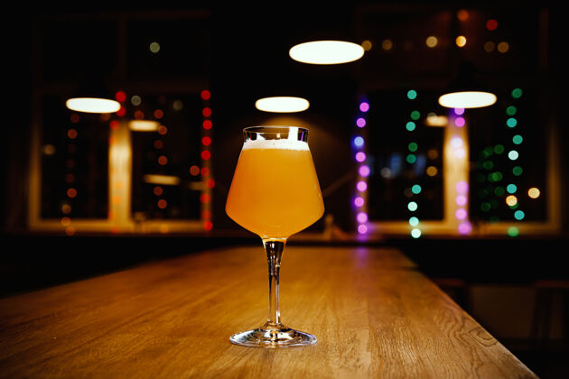 刷新在酒吧的桌子上放一杯工艺啤酒 飞行郁金香酒吧