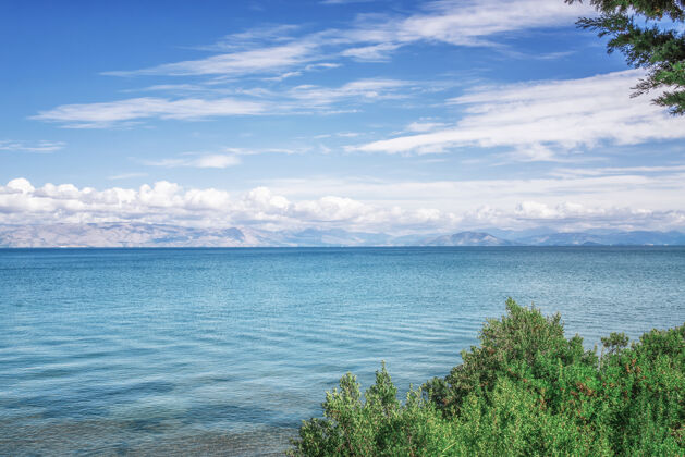 风景美丽的绿色海湾 清澈的海水 希腊科孚岛上的巨石美丽的爱奥尼亚海线风景晴朗的天气 蔚蓝的天空希腊夏天风景