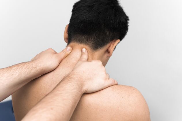 运动从理疗师那里得到颈部按摩的男人物理治疗治疗运动学