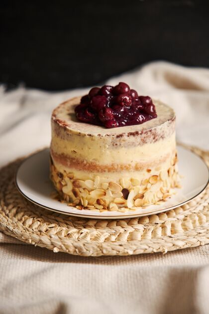 美味一个美味的樱桃蛋糕与奶油在白色盘子垂直拍摄奶油水果庆典