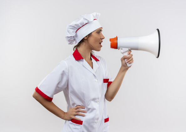 厨师站在侧视图年轻的女厨师穿着厨师制服讲话的扬声器与复制空间厨师讲话扩音器