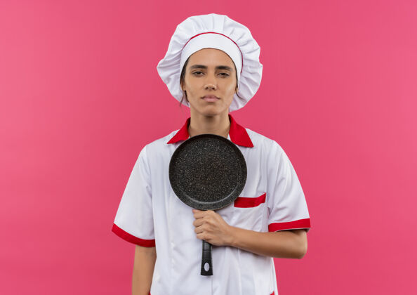 制服疲惫不堪的年轻女厨师穿着厨师制服 手里拿着煎锅 有复印空间厨师累了穿着