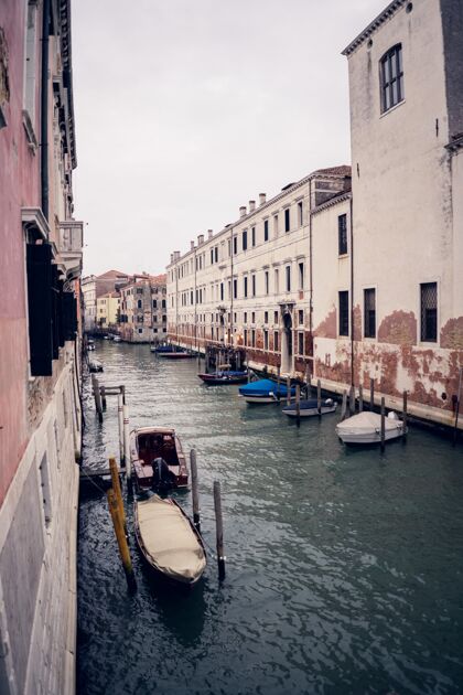 垂直意大利威尼斯五颜六色建筑之间的大通道上的平底船的垂直图片意大利房子景观