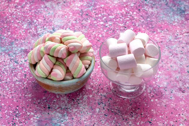 饼干正面图甜蜜的彩色棉花糖小形成内圆锅与白色的粉红色书桌上正面圆形花