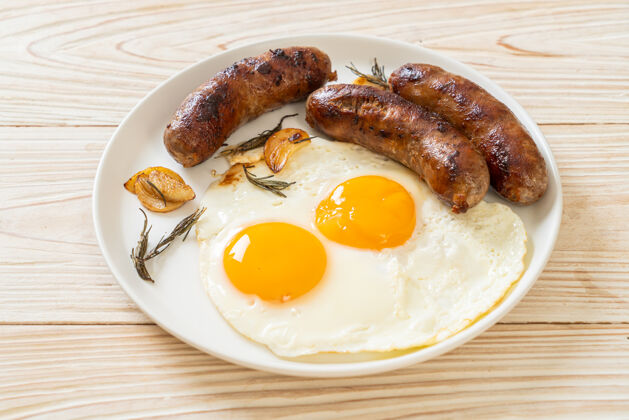 菜肴自制双煎鸡蛋配炸猪肉香肠-早餐火腿叉子午餐