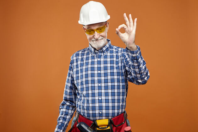 工作服一切都在掌控之中一个留着浓密胡须的年长成熟的白人勤杂工的画像工业安全帽工作