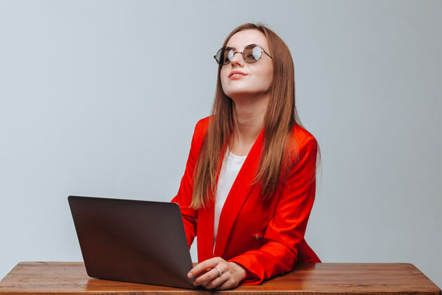 技术一个穿着红夹克戴着眼镜拿着笔记本的女孩程序员会计女孩