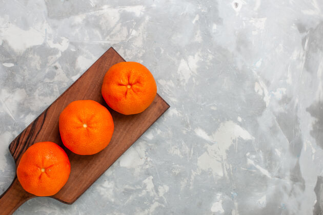 橘子在浅白色的背景上俯瞰新鲜的橘子 整个酸味和醇厚的柑橘健康柑橘水果