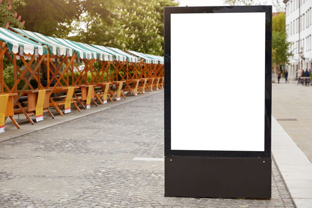 广告牌城市格式垂直灯箱与白色模拟空间为您的公告垂直城镇横幅