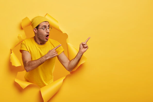 凝视广告横幅与复制空间情绪惊讶的时尚男子戴着黄色帽子个人人类自由空间