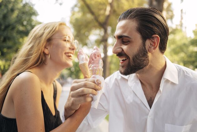 本地假日夫妻俩在吃冰淇淋休息休闲可爱