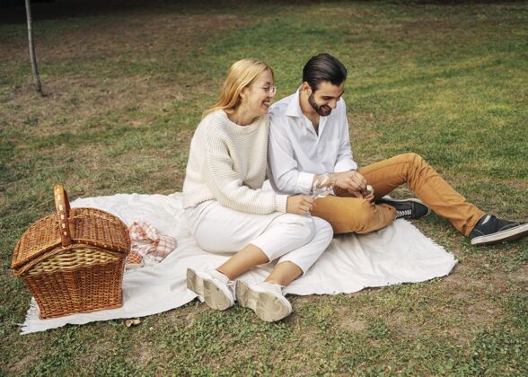 男人远房夫妻一起在外面野餐美丽快乐休息