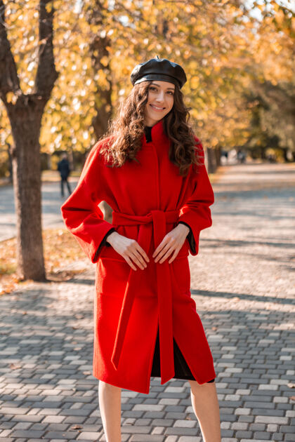 装束快乐可爱迷人时尚笑脸女人卷发漫步公园身着暖红色外套秋日时尚 街头风 头戴贝雷帽优雅户外秋天