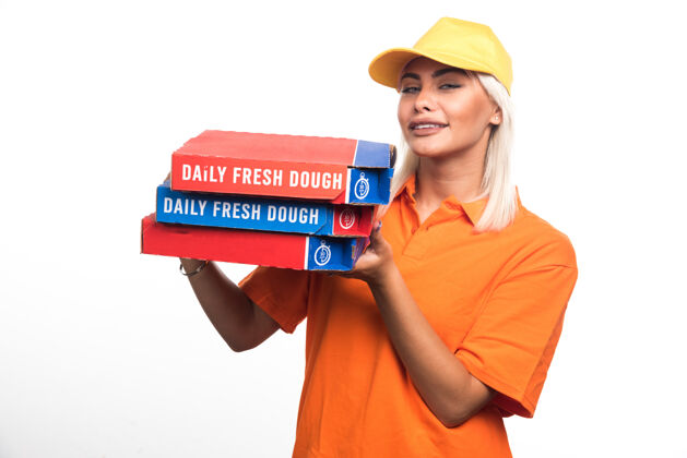 积极送比萨饼的女人拿着白色背景的比萨饼 一边看高质量的照片保持服务披萨
