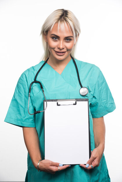 医院微笑的女医生拿着白色背景的剪贴板高质量的照片医生文件听诊器