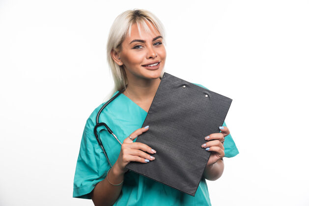 站微笑的女医生拿着白色背景的剪贴板高质量的照片医院人类工作