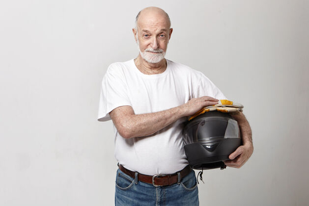老年人照片中是一位留着浓密灰色胡须的白种男性老人在摄影棚里摆姿势摩托车表情保护