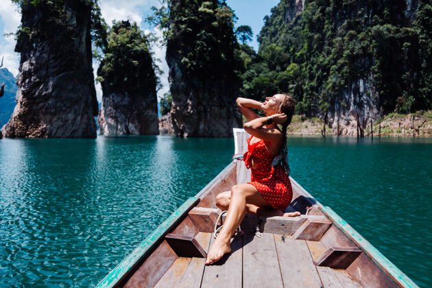 旅行穿红色夏装的女人在泰国亚洲人船上度假 环游泰国泰国水公园
