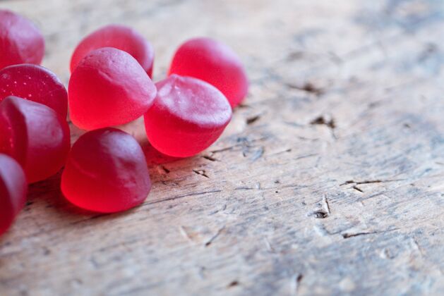 零食木桌上红色果冻果酱的特写镜头甜点食物红色