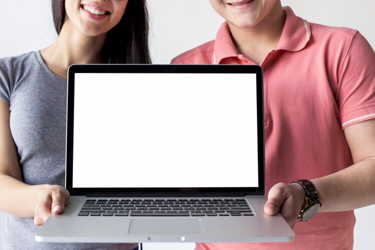 连接一对夫妇拿着一台模拟笔记本电脑小工具互联网模拟