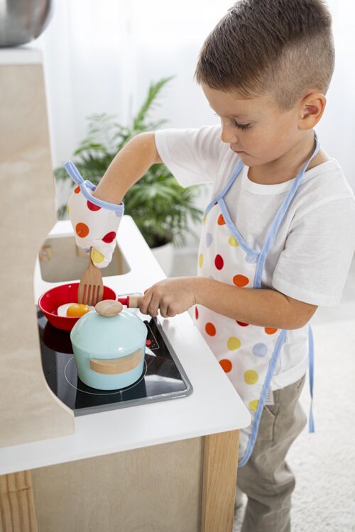 文化可爱的孩子在玩烹饪游戏孩子孩子身份