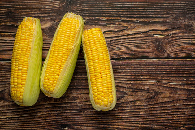 玉米特写新鲜玉米即食生长蔬菜堆