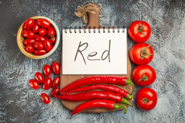 饮食顶视图辛辣的红辣椒和西红柿 在深色背景上写着红色熟食的照片顶部甜椒辛辣红辣椒