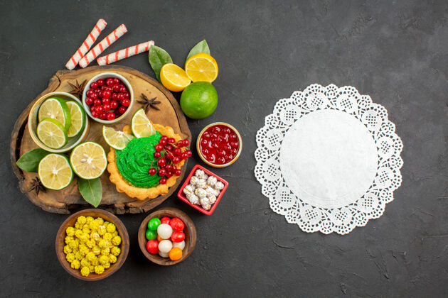 盘子俯瞰美味奶油蛋糕与水果深色背景甜饼干饼干照片美味餐桌子