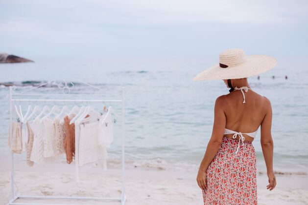 时尚户外沙滩店适合针织服装的女士选择从落地衣架购买什么夏季针织服装概念服装度假漂亮