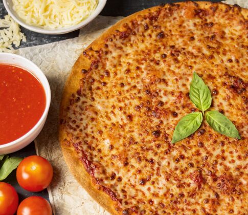 比萨店高角度披萨配番茄酱和马苏里拉餐烤箱面团
