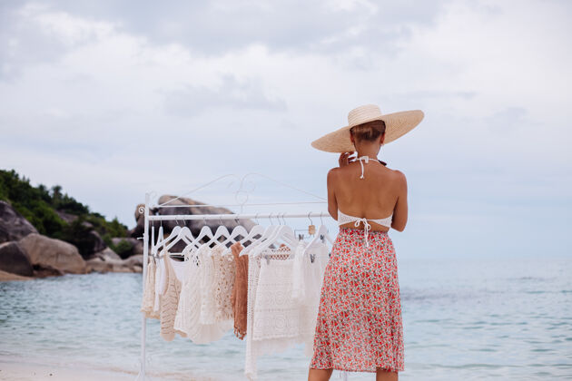 自然户外沙滩店适合针织服装的女士选择从落地衣架购买什么夏季针织服装概念时尚女人精品