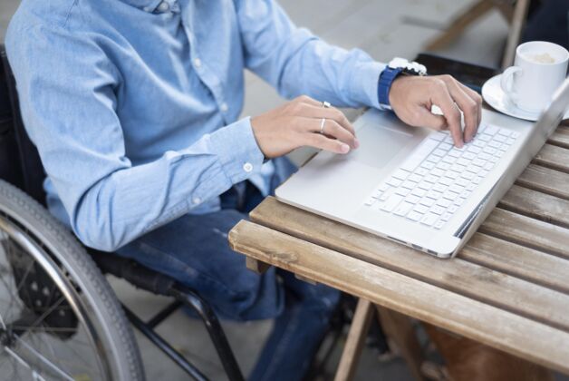 笔记本电脑特写残疾人在笔记本电脑上打字残疾人残疾概念