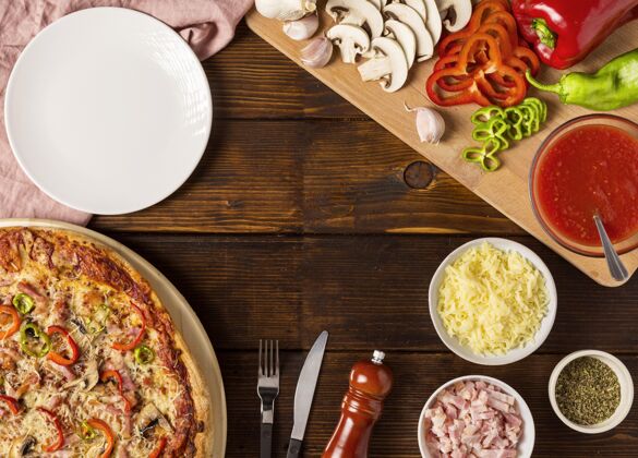 比萨平铺披萨配红辣椒和配料意大利午餐吃