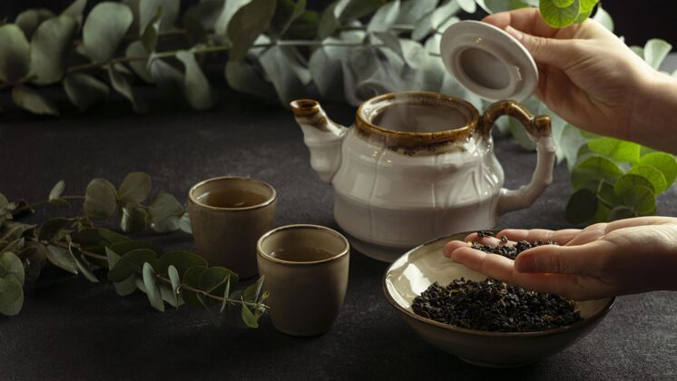 天然特写手拿茶原料手美味健康