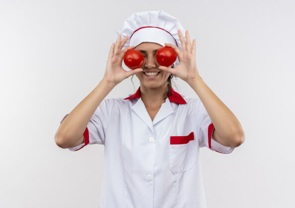 女面带微笑的年轻女厨师穿着厨师制服 眼睛上涂着西红柿 留有复印空间厨师穿着封面
