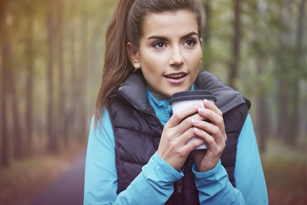 服装冰天喝热茶是个好主意生活方式跑步森林